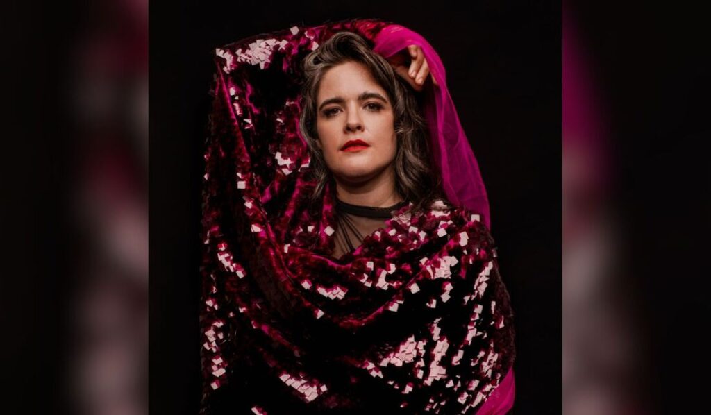 Alessandra Leão leva o espetáculo “Acesa” ao Sesc Bom Retiro, em São Paulo