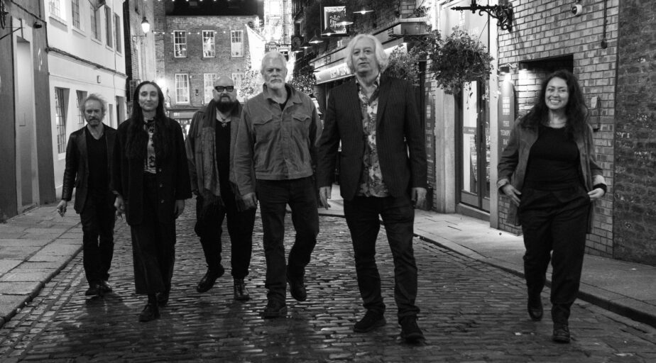 Supergrupo Drink the Sea, com membros ligados ao R.E.M. e Queens of the Stone Age, faz show em São Paulo 6