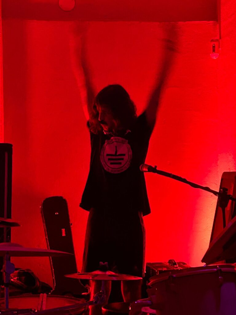 MAQUINA. transforma Mamãe Bar em rave industrial em show intenso em São Paulo