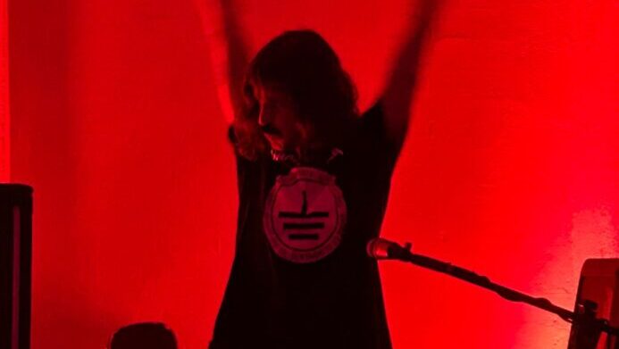 MÁQUINA. transforma Mamãe Bar em rave industrial em show intenso em São Paulo