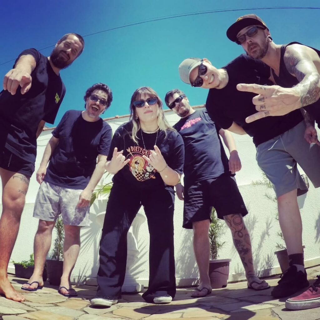 Algo Errado lança EP “A Vida Cobra” em show no Desgosto Bar HOJE