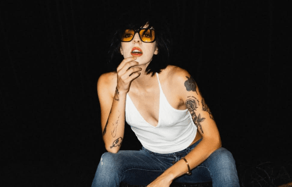 Cantora catarinense Luna Di leva performance teatral e música experimental à TV Cultura