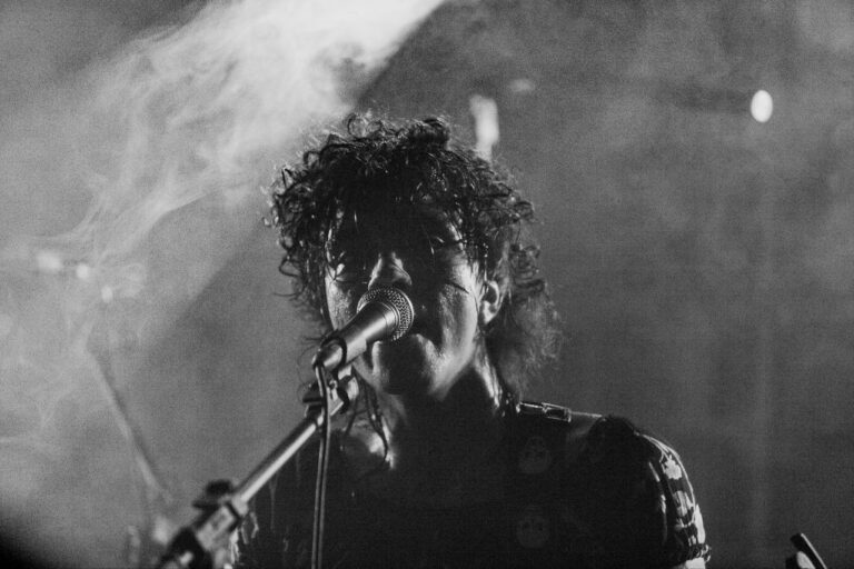 Quem é Você Alice? se apresenta em Florianópolis ao lado de Joelhos Gelados no Desgosto