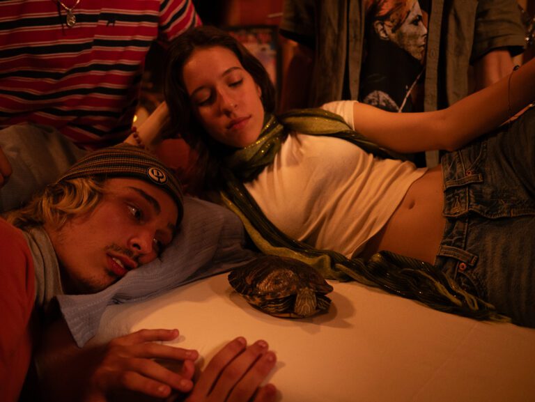 Bia e os Foda-se lançam Tiny Foda-se, pocket show com oito músicas no YouTube