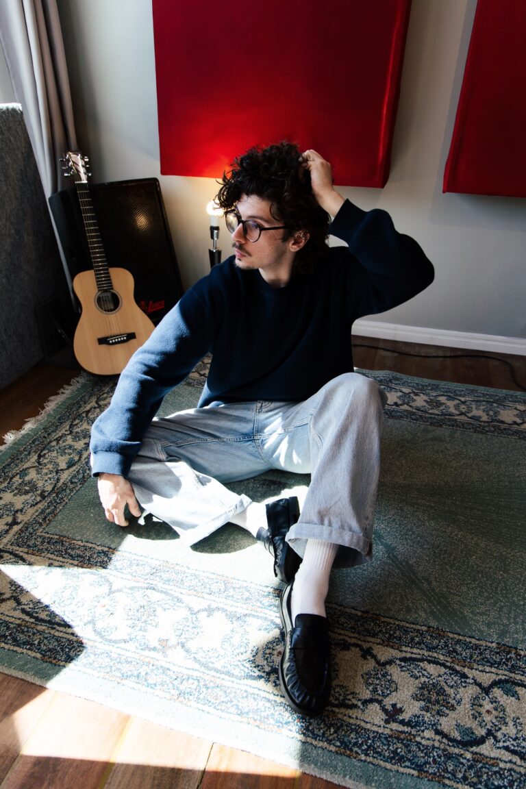 Henrique Tibola estreia novo disco ao vivo em Florianópolis com show intimista no ETC