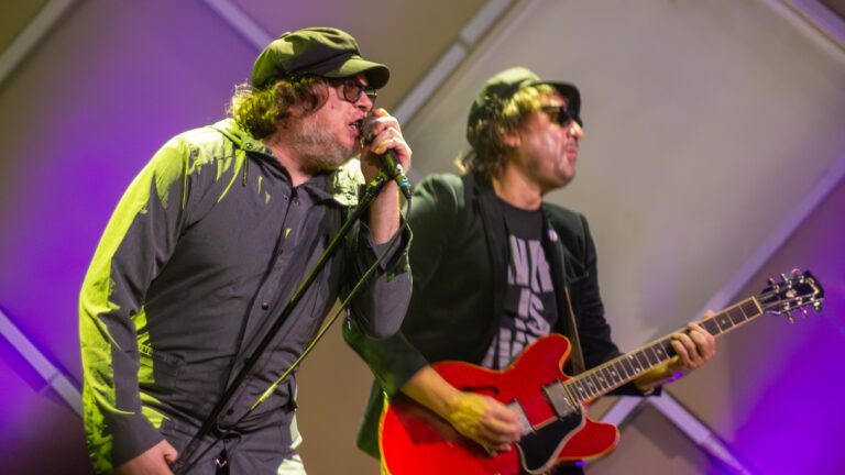 Cachorro Grande transforma o Cine Joia em um pequeno universo particular