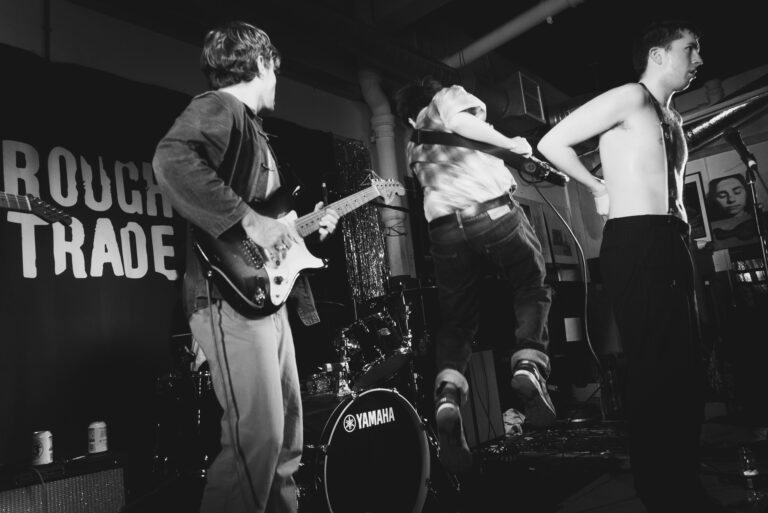 Shame faz show único no Cine Joia, em São Paulo, no dia 20 de junho