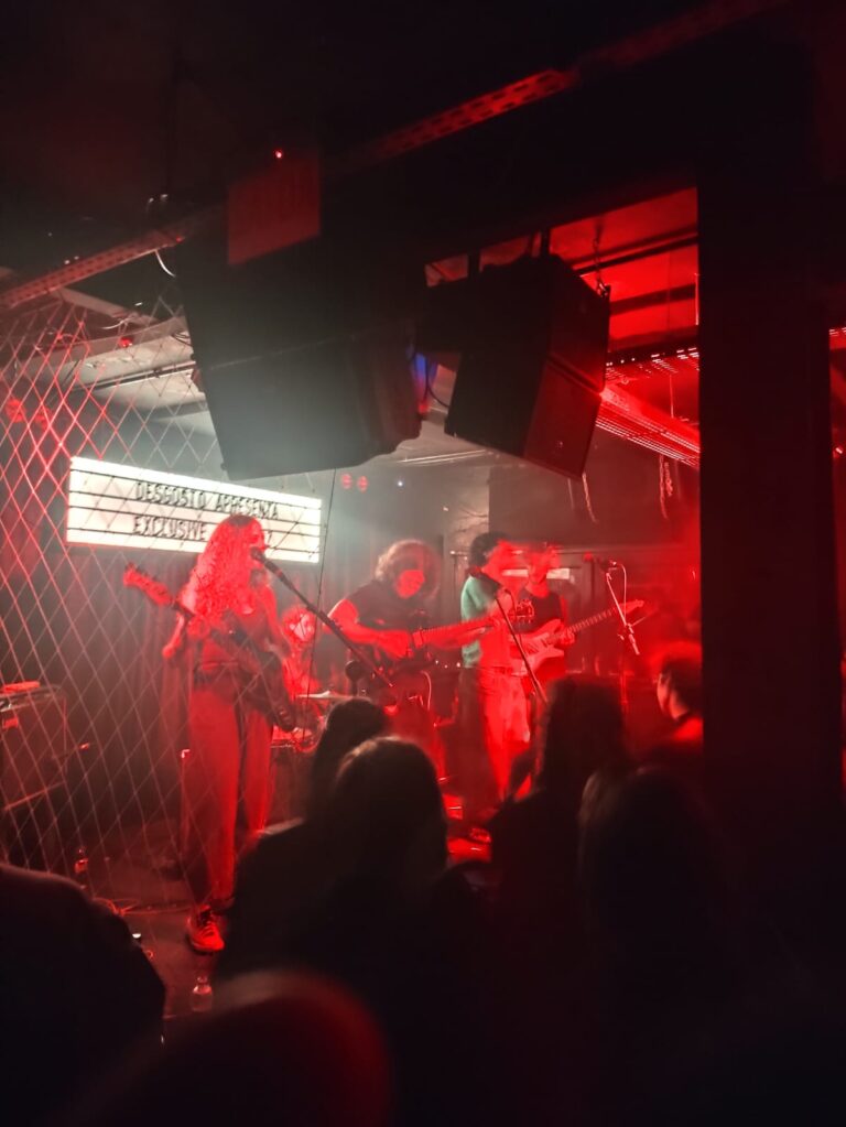 Exclusive Os Cabides + terraplana, Desgosto Bar = It’s a Perfect Day!