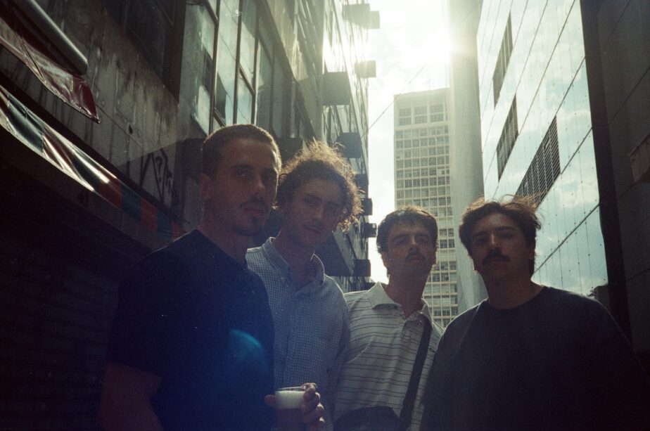 ANTES SÓ LANÇA CLIP COMO PREPARAÇÃO PARA O SEU PRIMEIRO EP