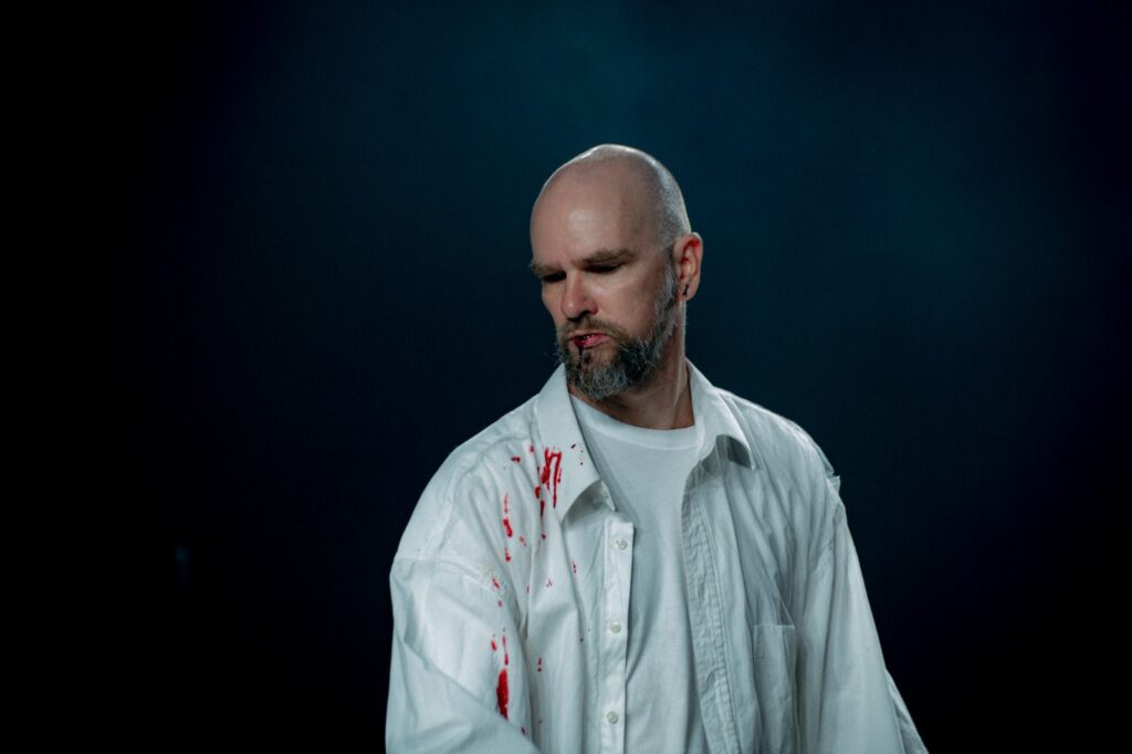 Marcos Klann estreia “Necrópsia” em Florianópolis com dança inspirada no horror