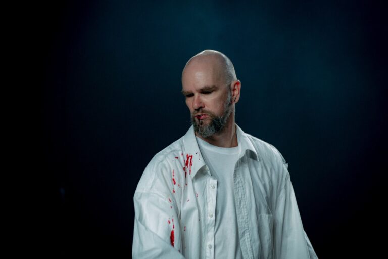 Marcos Klann estreia “Necrópsia” em Florianópolis com dança inspirada no horror