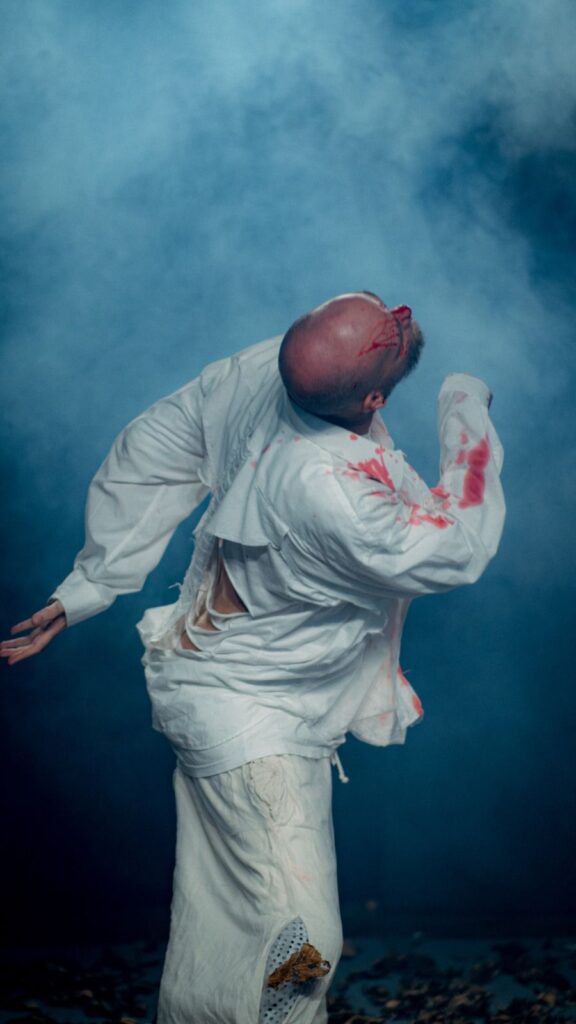 Marcos Klann estreia “Necrópsia” em Florianópolis com dança inspirada no horror 2