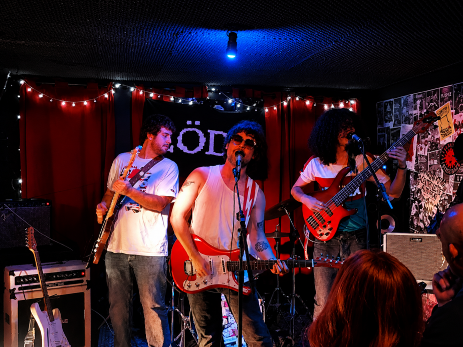 Call the Cat Cave, ACT, sorosoro e The Completers lotam o Inferninho em uma noite memorável!