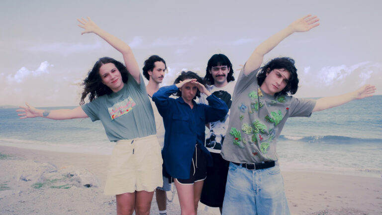 Exclusive Os Cabides anuncia EP Feliz e triste ao mesmo tempo e turnê com mais de 15 shows pelo Brasil
