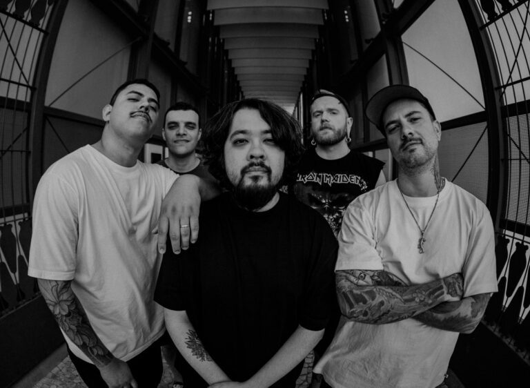 Declive, Cranqz e Joelhos Gelados dividem noite de ruído, catarse e punk fofo em Florianópolis