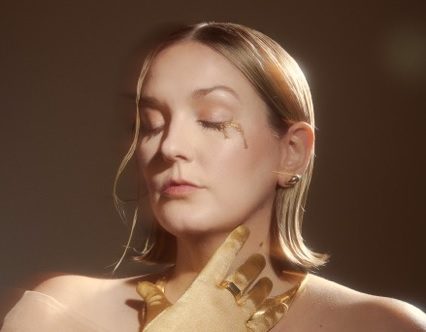 Julie Neff lança o álbum fine.,com temas densos e pop sofisticado.