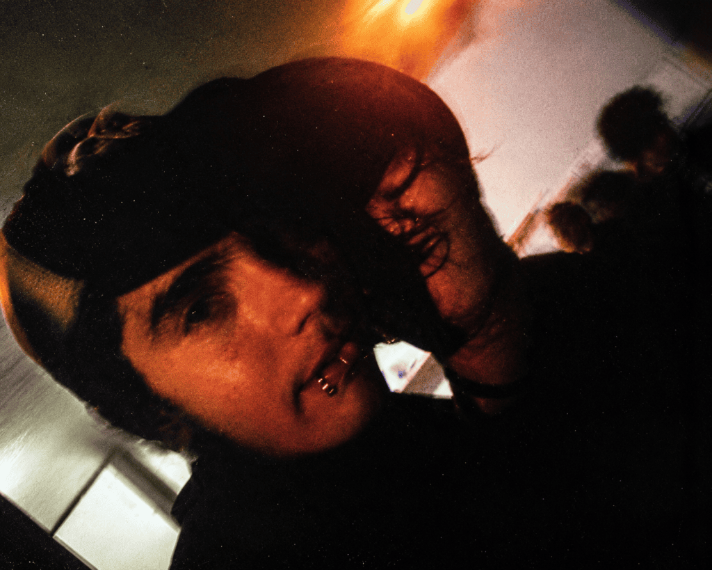 Boom Boom Kid (Buenos Aires, Argentina) 6 Esse aqui sou eu, com 18 anos, numa foto totalmente pixelada junto a Nekro. Selfie de câmera digital.