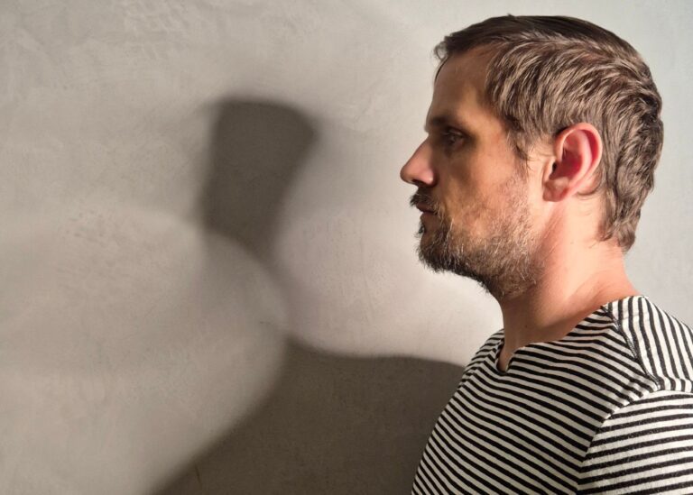 Lóca lança “Composto de Tempo”, single que une experimentação musical e reflexões sobre saúde mental