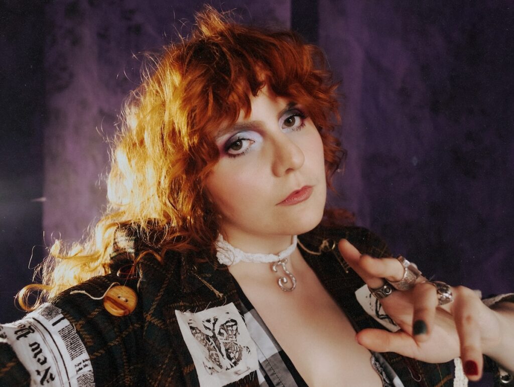 Julia Benford lança “Imã”, single que anuncia seu primeiro álbum