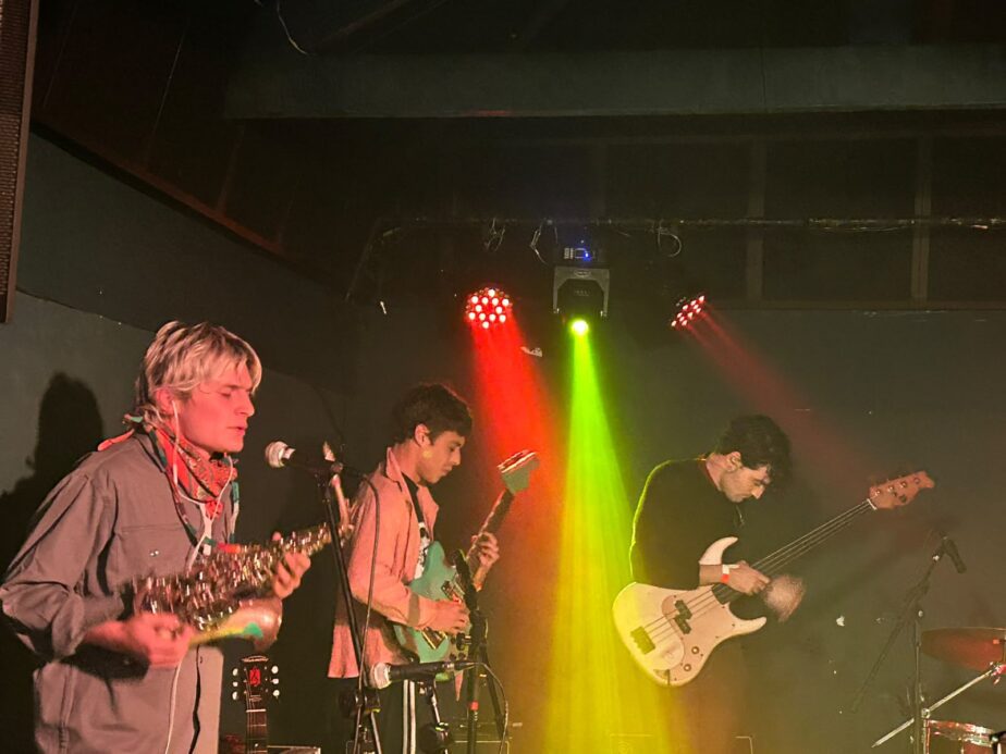 DILES QUE NO ME MATEN FAZ SHOW HIPNÓTICO E INTENSO NO BAR ALTO. 8
