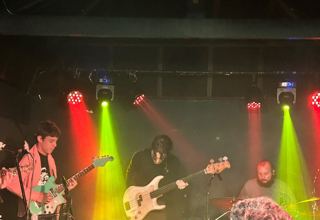 DILES QUE NO ME MATEN FAZ SHOW HIPNÓTICO E INTENSO NO BAR ALTO. 2