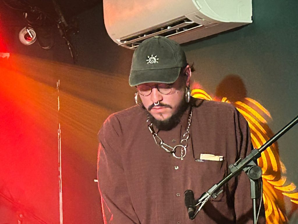 DILES QUE NO ME MATEN FAZ SHOW HIPNÓTICO E INTENSO NO BAR ALTO. 4
