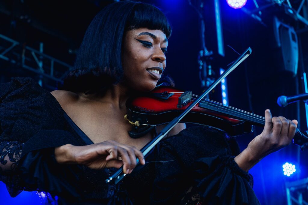 Sudan Archives leva seu R&B experimental ao Cine Joia em setembro