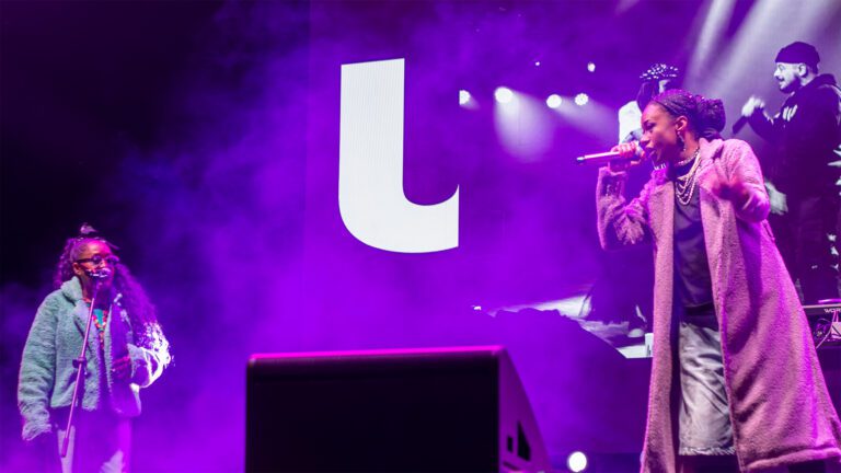 Stefanie deixa sua marca no Street Art Tour Floripa com rap, presença e contundência